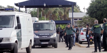 GRAF1687. MELILLA, 21/10/2018.- Efectivos de la Guardia Civil y Policía Nacional trasladan a los inmigrantes de origen subsahariano tras el salto que han realizado hoy a la valla que separa la ciudad española de Melilla, fronteriza con Marruecos, en un nuevo intento masivo de entrar de manera irregular en España. El salto se saldó con un inmigrante fallecido y un total de 25 heridos -19 subsaharianos y seis guardias civiles- según los datos facilitados por la Delegación del Gobierno en Melilla. EFE/ F.G. Guerrero