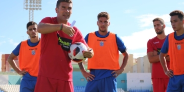 Luis Carrión da instrucciones a sus jugadores durante el entrenamiento de la matinal de ayer jueves en el Álvarez Claro.