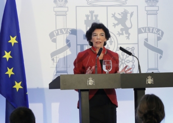 GRAF5498 SEVILLA, 26/10/2018.- La ministra de Educación y Formación Profesional y portavoz del Gobierno, Isabel Celaá, en rueda de prensa tras la reunión del Consejo de Ministros celebrado hoy en Sevilla con el presidente del Ejecutivo, Pedro Sánchez, a la cabeza, la primera vez que se reunen fuera de Madrid desde hace ocho años y en el que se aprobarán medidas para paliar los daños de las lluvias en Andalucía. EFE/José Manuel Vidal