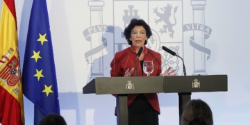 GRAF5498 SEVILLA, 26/10/2018.- La ministra de Educación y Formación Profesional y portavoz del Gobierno, Isabel Celaá, en rueda de prensa tras la reunión del Consejo de Ministros celebrado hoy en Sevilla con el presidente del Ejecutivo, Pedro Sánchez, a la cabeza, la primera vez que se reunen fuera de Madrid desde hace ocho años y en el que se aprobarán medidas para paliar los daños de las lluvias en Andalucía. EFE/José Manuel Vidal
