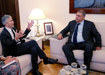 GRAF1188. MADRID, 20/10/2018.- El ministro del Interior, Fernando Grande-Marlaska (i), conversa con su homólogo marroquí, Abdelouafi Laftit (d), durante la reunión que han mantenido hoy en Madrid para abordar principalmente la problemática de la inmigración irregular. EFE/ J.P. Gandul