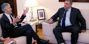 GRAF1188. MADRID, 20/10/2018.- El ministro del Interior, Fernando Grande-Marlaska (i), conversa con su homólogo marroquí, Abdelouafi Laftit (d), durante la reunión que han mantenido hoy en Madrid para abordar principalmente la problemática de la inmigración irregular. EFE/ J.P. Gandul