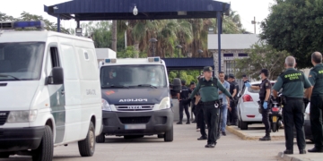 GRAF1687. MELILLA, 21/10/2018.- Efectivos de la Guardia Civil y Policía Nacional trasladan a los inmigrantes de origen subsahariano tras el salto que han realizado hoy a la valla que separa la ciudad española de Melilla, fronteriza con Marruecos, en un nuevo intento masivo de entrar de manera irregular en España. El salto se saldó con un inmigrante fallecido y un total de 25 heridos -19 subsaharianos y seis guardias civiles- según los datos facilitados por la Delegación del Gobierno en Melilla. EFE/ F.G. Guerrero