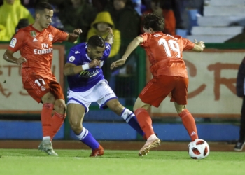 GRAF9211. MELILLA, 31/10/2018.- El centrocampista del Melilla Juan Ramón Ruano (c) con el balón ante los jugadores del Real Madrid Lucas Vázquez (i) y Álvaro Odiozoloa durante el partido de dieciseisavos de final de la Copa del Rey disputado hoy en el estadio Álvarez Claro de Melilla. EFE/Jose Manuel Vidal