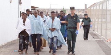 GRAF2421. MOTRIL (GRANADA), 08/10/2018.- Llegan en buen estado al Puerto de Motril (Granada) las 50 personas de origen subsahariano, entre ellas 4 mujeres, rescatadas en las cercanías de la isla de Alborán por el ferry 'Volcán de Tauce' que cubre la línea Motril con Melilla. EFE/ Miguel Paquet