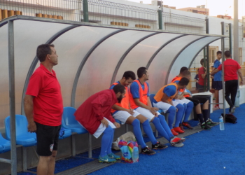 Banquillo de la escuadra del River Melilla, en el campo federativo de La Espiguera.