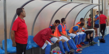 Banquillo de la escuadra del River Melilla, en el campo federativo de La Espiguera.