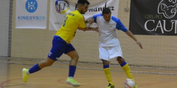 Pollito, en un lance de juego, con uno de los jugadores andaluces