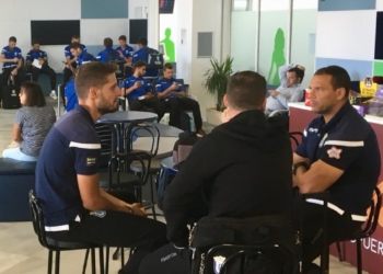 Los componentes de la expedición de la UD Melilla, minutos antes de partir del aeropuerto de nuestra ciudad.