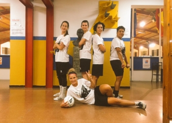 Componentes de la primera plantilla posando con las camisetas de la afición