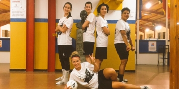 Componentes de la primera plantilla posando con las camisetas de la afición
