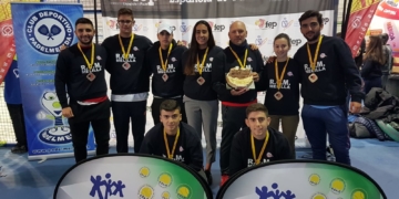 El equipo junior, con sus medallas correspondientes.