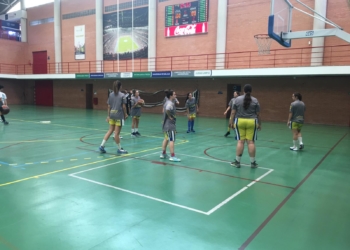 Calentamiento de las jugadoras de La Salle, antes de un partido.