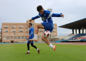 Uno de los jugadores de la primera plantilla local, en la sesión de entrenamientos de ayer.