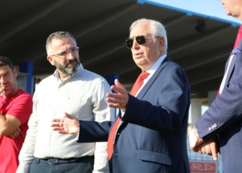 Luisma Rincón, presidente de la UD Melilla junto al presidente de la Ciudad, en el estadio municipal Álvarez Claro.