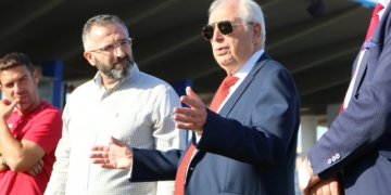 Luisma Rincón, presidente de la UD Melilla junto al presidente de la Ciudad, en el estadio municipal Álvarez Claro.