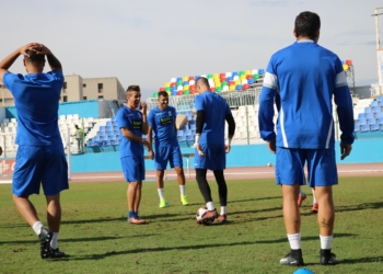 Uno de los jugadores de la primera plantilla local, en la sesión de entrenamientos de ayer