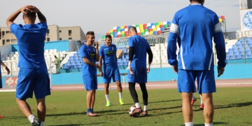 Uno de los jugadores de la primera plantilla local, en la sesión de entrenamientos de ayer