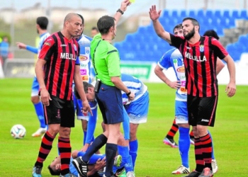El colegiado que estará en el estadio municipal Álvarez Claro mostrando una amarilla a Richi, en un choque de temporada atrás.