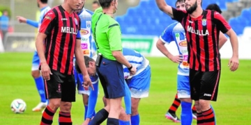 El colegiado que estará en el estadio municipal Álvarez Claro mostrando una amarilla a Richi, en un choque de temporada atrás.