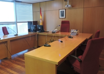 Un agente los sorprende robando en un vehículo: les piden 10 meses y un año