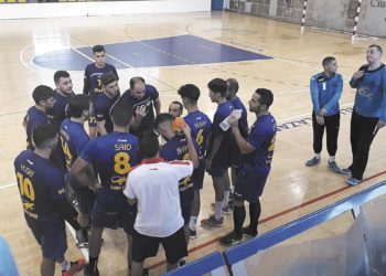 Jugadores de la escuadra melillense, en uno de los tiempos muertos de su primer partido de liga.