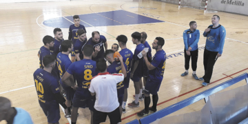 Jugadores de la escuadra melillense, en uno de los tiempos muertos de su primer partido de liga.