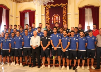 Juan José Imbroda, junto a todos los componentes de la UD Melilla.