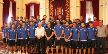 Juan José Imbroda, junto a todos los componentes de la UD Melilla.