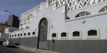 Imagen de la puerta de salida a la calle General Margallo, que debería abrir para adentro, en lugar de para afuera