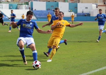 Aguza, en la lucha por un balón.