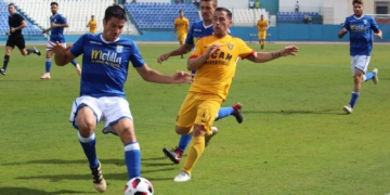 Aguza, en la lucha por un balón.