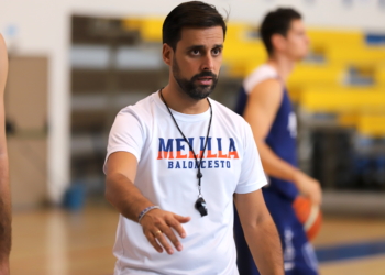 Alejandro Alcoba, técnico local en la sesión de entrenamiento de ayer
