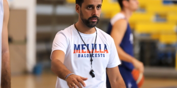 Alejandro Alcoba, técnico local en la sesión de entrenamiento de ayer