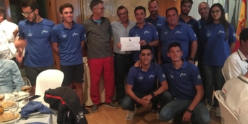 Tripulantes del Ciudad de Melilla, en el momento de recoger su trofeo.