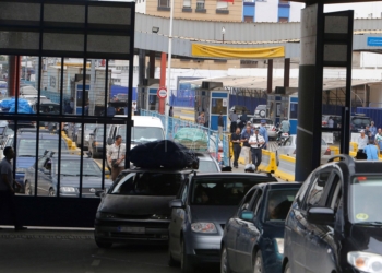 GRAF1069. MELILLA, 12/09/2018.- Varios vehÌculos circulan por el paso fronterizo de Beni-Enzar. Melilla, que tiene cuatro pasos fronterizos con Marruecos por los que cruzan cada aÒo en ambos sentidos m·s de 20 millones de personas y casi cinco millones de vehÌculos, est· en vilo por el futuro de su aduana comercial, cerrada desde hace 43 dÌas por decisiÛn unilateral del paÌs vecino. EFE/ F.G. Guerrero