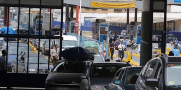 GRAF1069. MELILLA, 12/09/2018.- Varios vehÌculos circulan por el paso fronterizo de Beni-Enzar. Melilla, que tiene cuatro pasos fronterizos con Marruecos por los que cruzan cada aÒo en ambos sentidos m·s de 20 millones de personas y casi cinco millones de vehÌculos, est· en vilo por el futuro de su aduana comercial, cerrada desde hace 43 dÌas por decisiÛn unilateral del paÌs vecino. EFE/ F.G. Guerrero