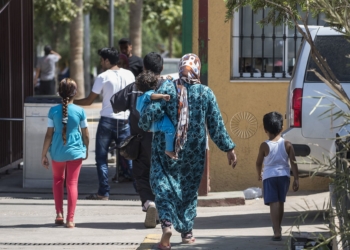 12 septiembre 2015. Melilla.
Una familia siria entra en el Centro de Estancia Temporal de Inmigrantes (Ceti) de Melilla. La ONG Save the Children exige al Gobierno español que tome un papel activo en la crisis de refugiados y facilite el acceso de estas familias a través de la expedición de visados humanitarios en el consulado español de Nador. Save the Children ha comprobado además cómo muchas de estas familias se han visto forzadas a separarse porque, en el momento del cierre de la frontera, unos miembros se han quedado en un lado o en el otro. Para poder cruzar el control, las mafias se aprovechan de la desesperación de los sirios y les ofrecen pasaportes marroquíes al precio de 1.000 euros. Diversas familias han explicado a Save the Children cómo están endeudadas y han tenido que elegir quién pasa primero de sus miembros a Melilla, dejando a otros en Nador. © Save de Children Handout/PEDRO ARMESTRE - No ventas -No Archivos - Uso editorial solamente - Uso libre solamente para 14 días después de liberación. Foto proporcionada por SAVE DE CHILDREN, uso solamente para ilustrar noticias o comentarios sobre los hechos o eventos representados en esta imagen.
Save de Children Handout/ PEDRO ARMESTRE - No sales - No Archives - Editorial Use Only - Free use only for 14 days after release. Photo provided by SAVE DE CHILDREN, distributed handout photo to be used only to illustrate news reporting or commentary on the facts or events depicted in this image.