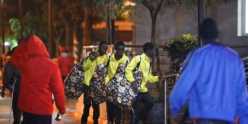 GRAF2168. MELILLA, 05/11/2018.- Llegada al puerto de Melilla de los 80 inmigrantes rescatados hoy por la embarcación de Salvamento Marítimo Guardamar Polimnia, de dos pateras que se dirigían a la península. La embarcación ha recuperado del agua los cuerpos de nueve cadáveres, todos de ellos varones, mientras que otros cuatro inmigrantes varones fueron atendidos en el lugar de atraque por facultativos de Cruz Roja y del 061, que les practicaron maniobras de reanimación pero finalmente se certificó su fallecimiento. EFE/ Salva