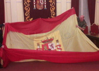 La Comandancia General entrega a la Ciudad la bandera que se usó en el día de Melilla