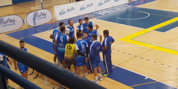 Jugadores del CV Melilla junto a su técnico, en uno de los tiempos muertos frente a Palma