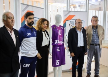 Imagen del acto institucional en el que se presentó de manera oficial la equipación violeta que vestirá el Club Melilla Baloncesto durante todo el mes de noviembre