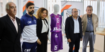 Imagen del acto institucional en el que se presentó de manera oficial la equipación violeta que vestirá el Club Melilla Baloncesto durante todo el mes de noviembre