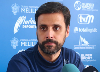 El técnico melillense del Decano, Alejandro Alcoba, atendió ayer a los medios de comunicación en la previa del encuentro frente al Levitec Huesca.
