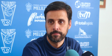 El técnico melillense del Decano, Alejandro Alcoba, atendió ayer a los medios de comunicación en la previa del encuentro frente al Levitec Huesca.