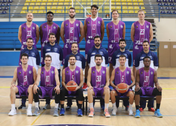 La plantilla del Club Melilla Baloncesto posa con la equipación de color violeta que va a utilizar a lo largo de este mes de noviembre.