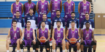 La plantilla del Club Melilla Baloncesto posa con la equipación de color violeta que va a utilizar a lo largo de este mes de noviembre.