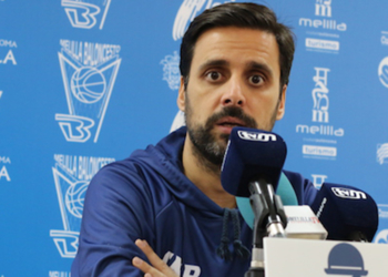 El técnico melillense del Decano, Alejandro Alcoba, atendió ayer a los medios de comunicación en la previa del encuentro frente al Leyma Coruña.
