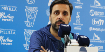 El técnico melillense del Decano, Alejandro Alcoba, atendió ayer a los medios de comunicación en la previa del encuentro frente al Leyma Coruña.