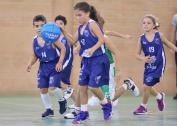 Una de las jugadoras de la cantera azulina bota el balón.